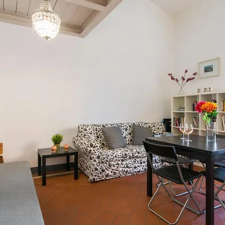 Guesthost - Della Scala Modern Апартаменты