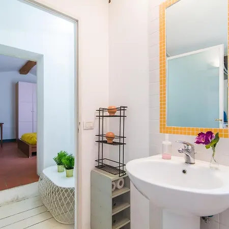 Guesthost - Della Scala Modern *