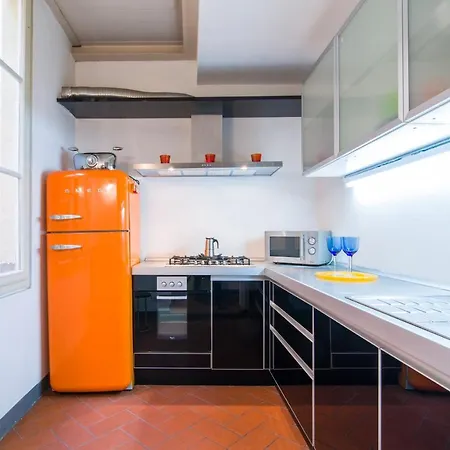 Guesthost - Della Scala Modern *