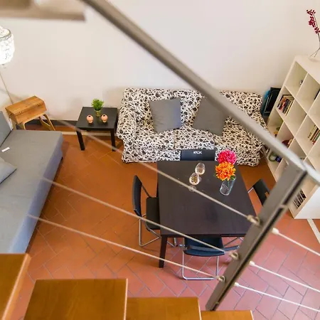 Guesthost - Della Scala Modern *