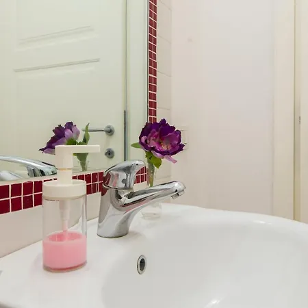 Guesthost - Della Scala Modern *