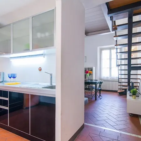 Guesthost - Della Scala Modern *